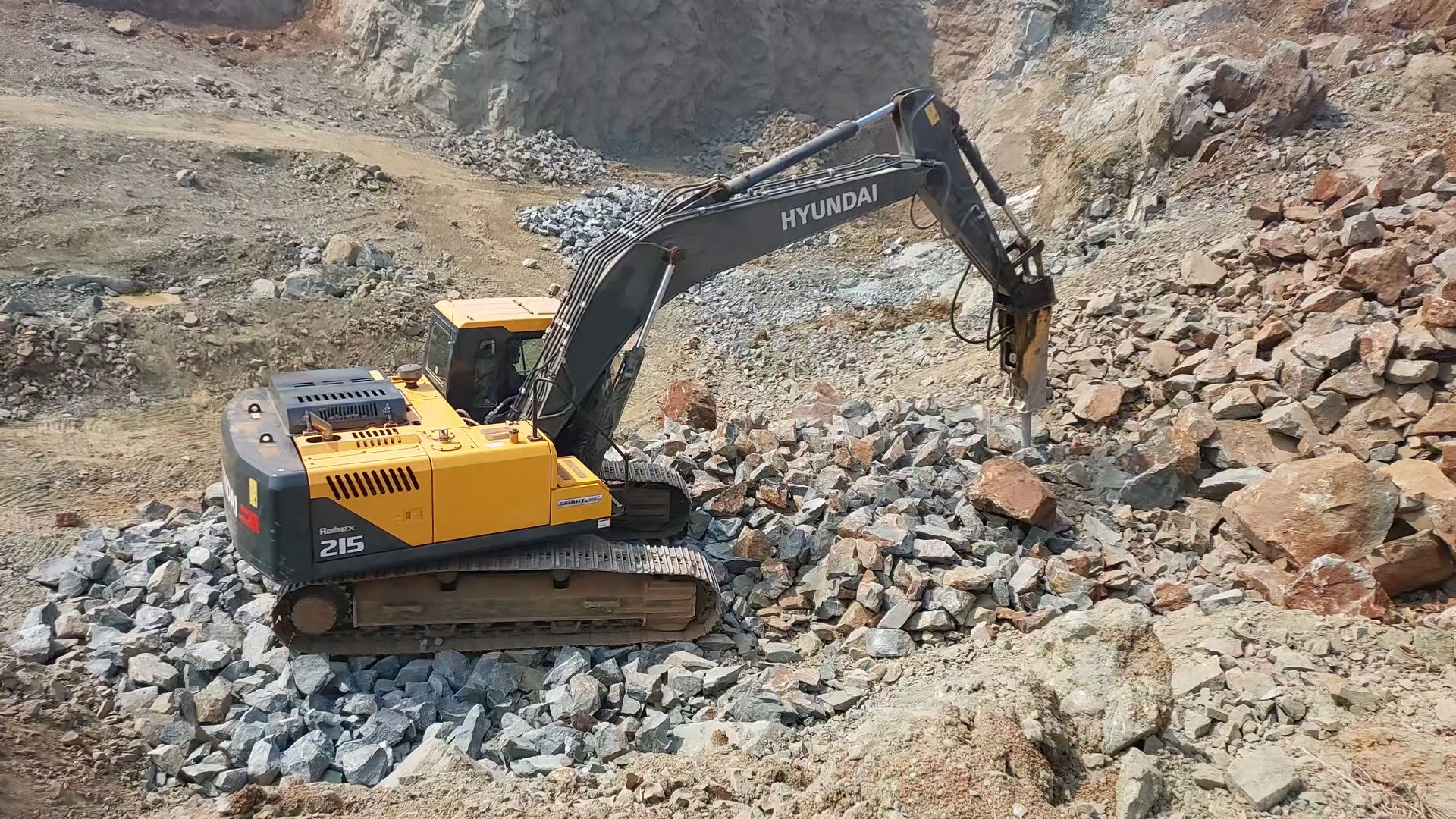 现代215挖掘机在矿山碎石作业