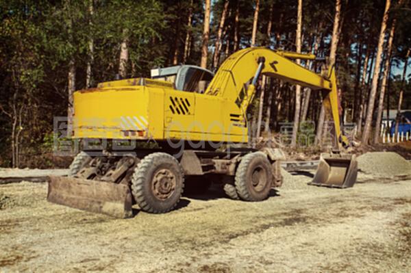 现代挖掘机在建筑工地上进行挖掘工作