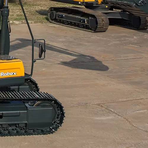 20岁拥有现代挖机的人,30岁都在雇别人给自己开