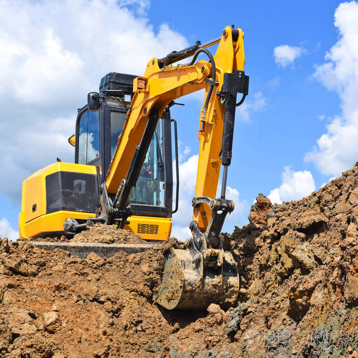 现代挖掘机在施工现场进行挖掘工作照片-正版商用图片143.