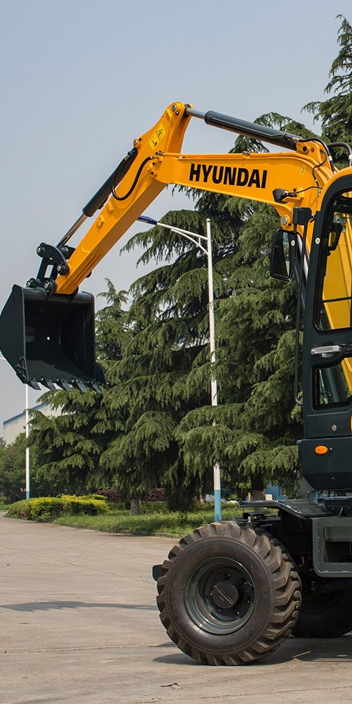 20岁拥有现代挖机的人,30岁都在雇别人给自己开